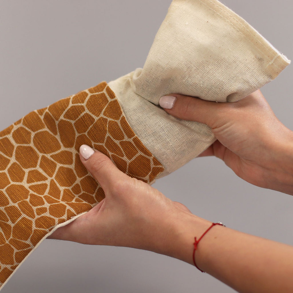 Lavendel Augen-Kissen aus Naturbaumwolle und Jute im Geschenkkarton – Night Leopard