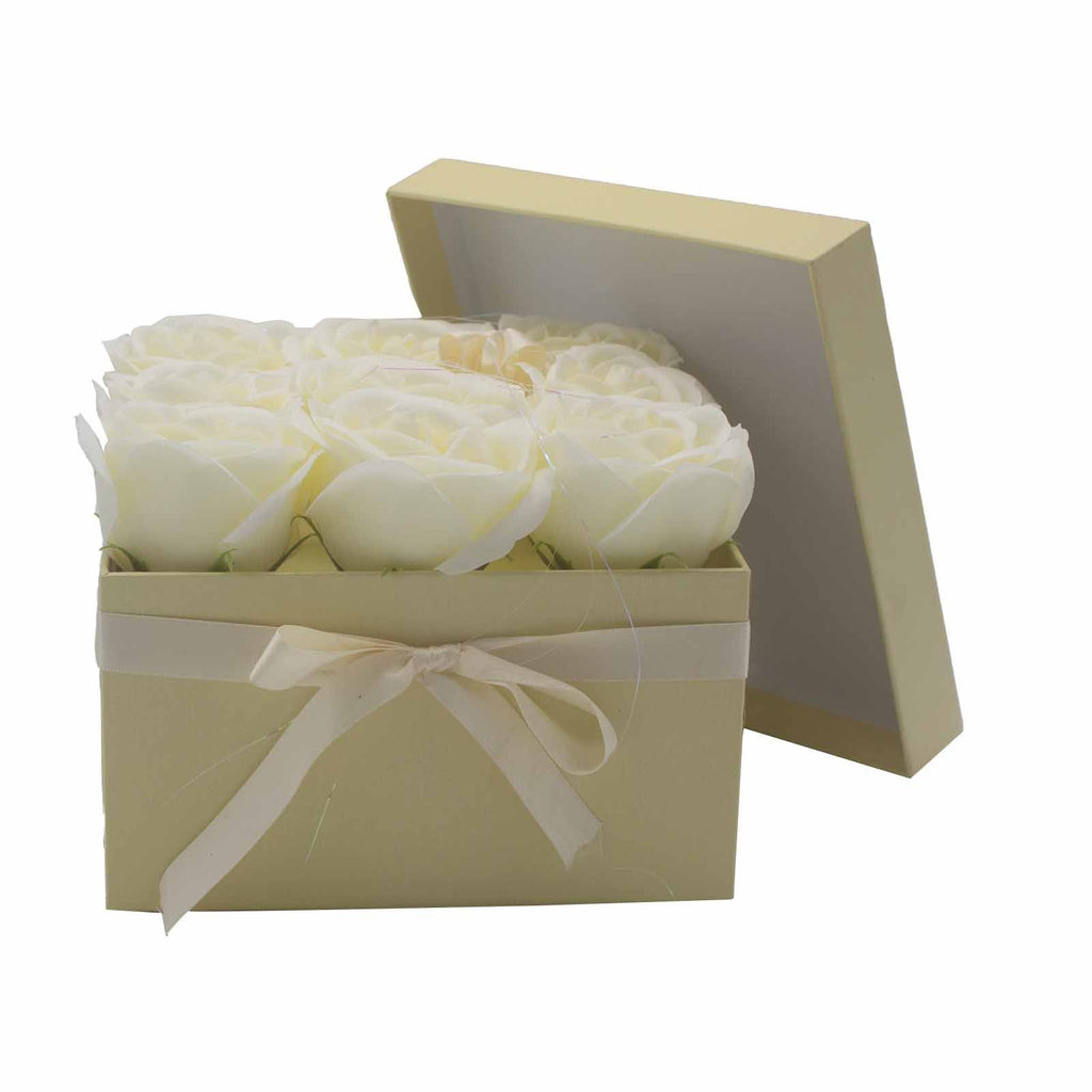 Seifenblumen-Geschenkstrauß - 9 cremefarbene Rosen - quadratisch