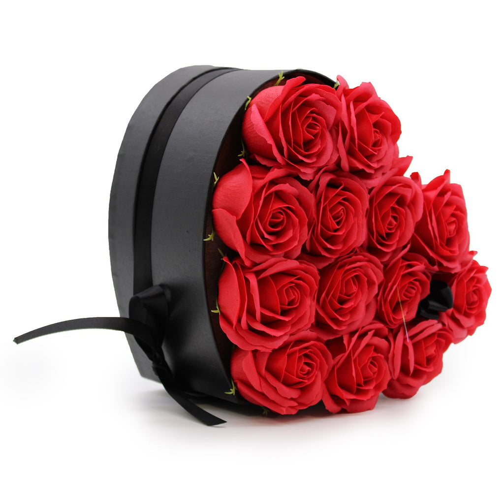 Seifenblumen-Geschenkstrauß – 13 rote Rosen – Herz