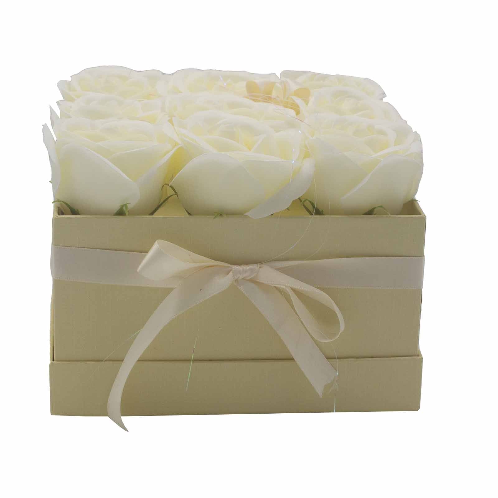 Seifenblumen-Geschenkstrauß - 9 cremefarbene Rosen - quadratisch