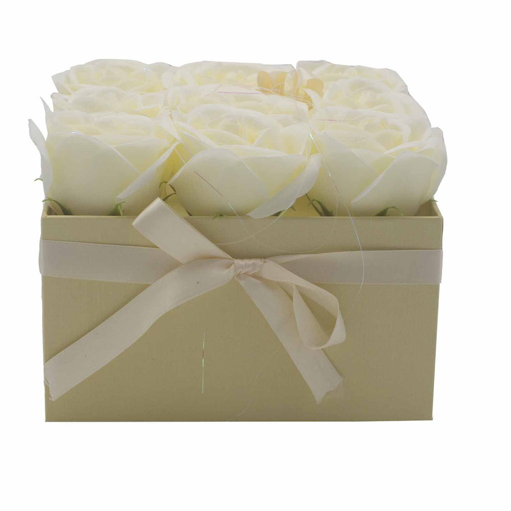 Seifenblumen-Geschenkstrauß - 9 cremefarbene Rosen - quadratisch