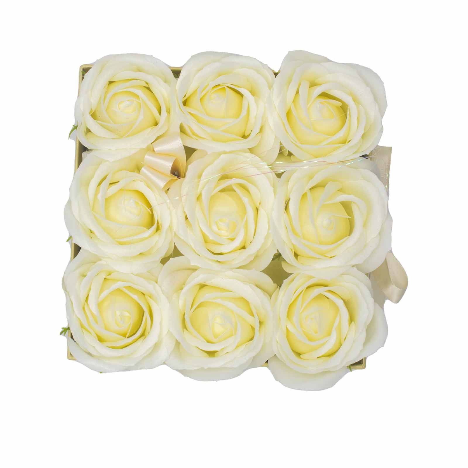 Seifenblumen-Geschenkstrauß - 9 cremefarbene Rosen - quadratisch