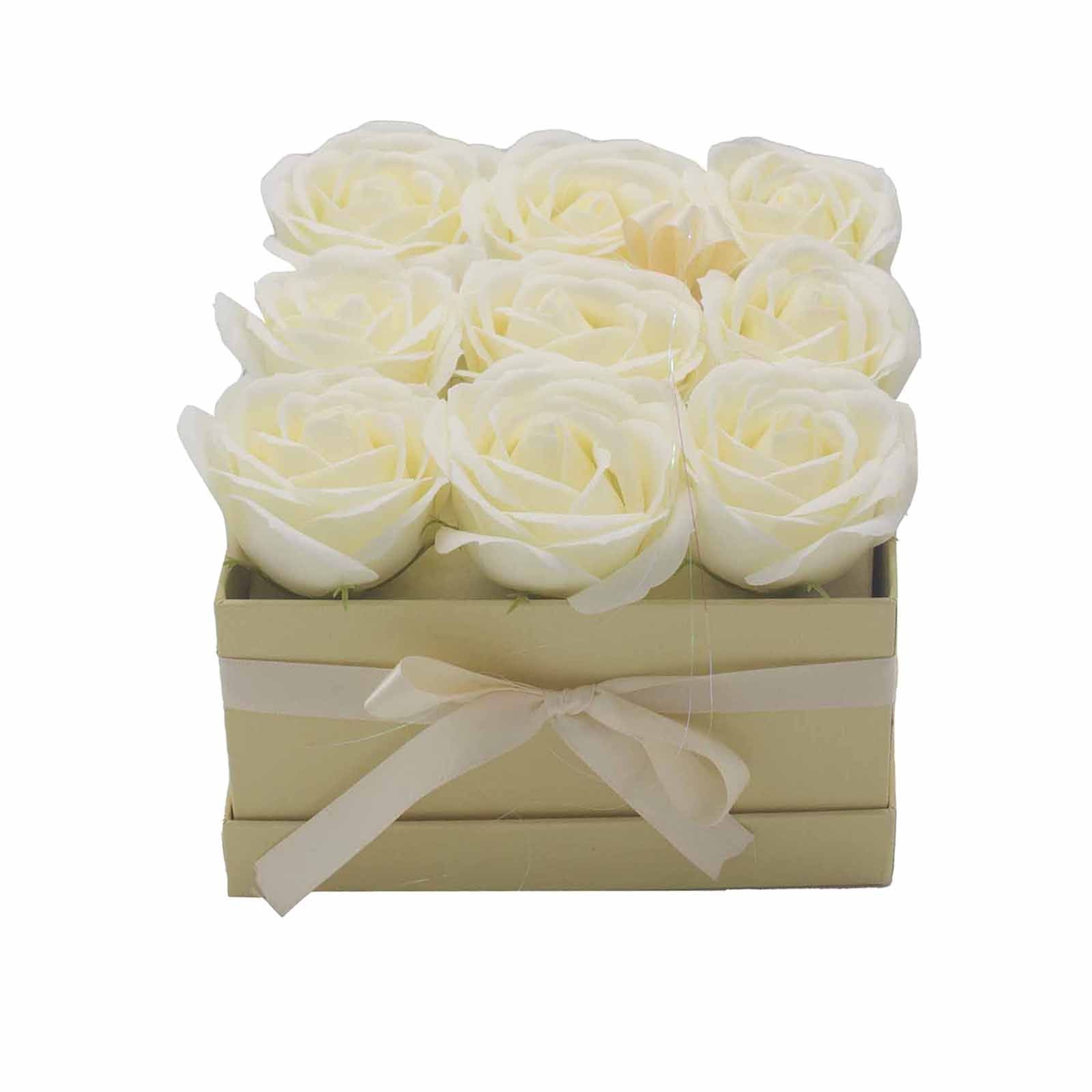 Seifenblumen-Geschenkstrauß - 9 cremefarbene Rosen - quadratisch