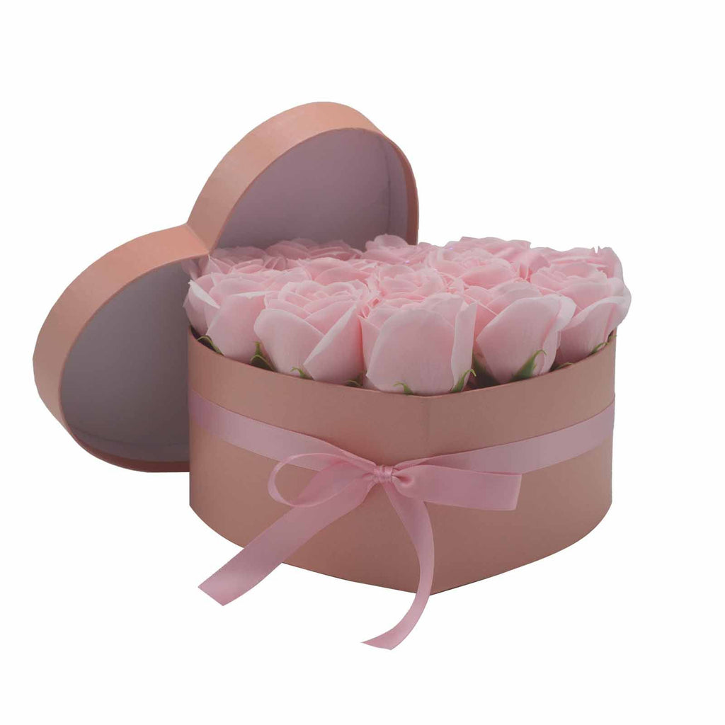 Seifenblumen-Geschenkstrauß - 13 pinkfarbene Rosen - Herz