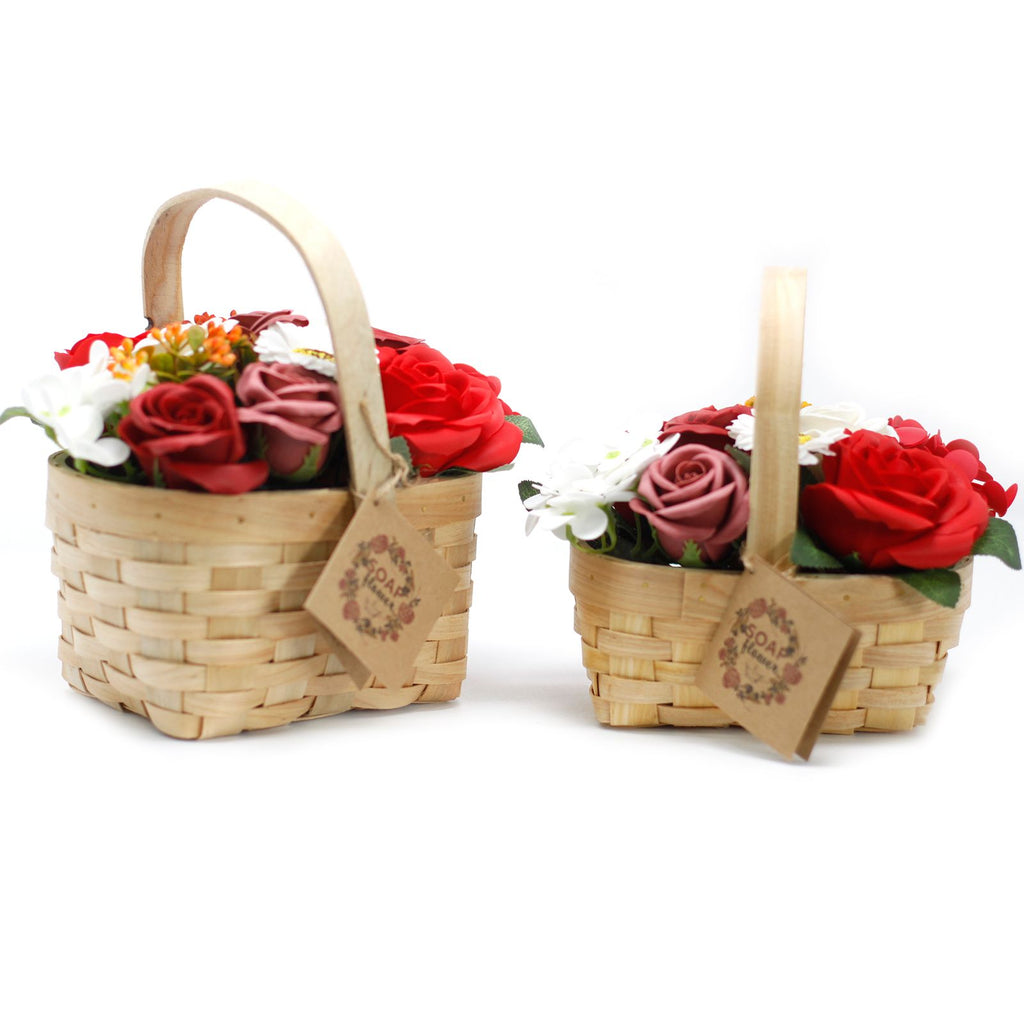 Großer roter Blumenstrauß in Weidenkorb