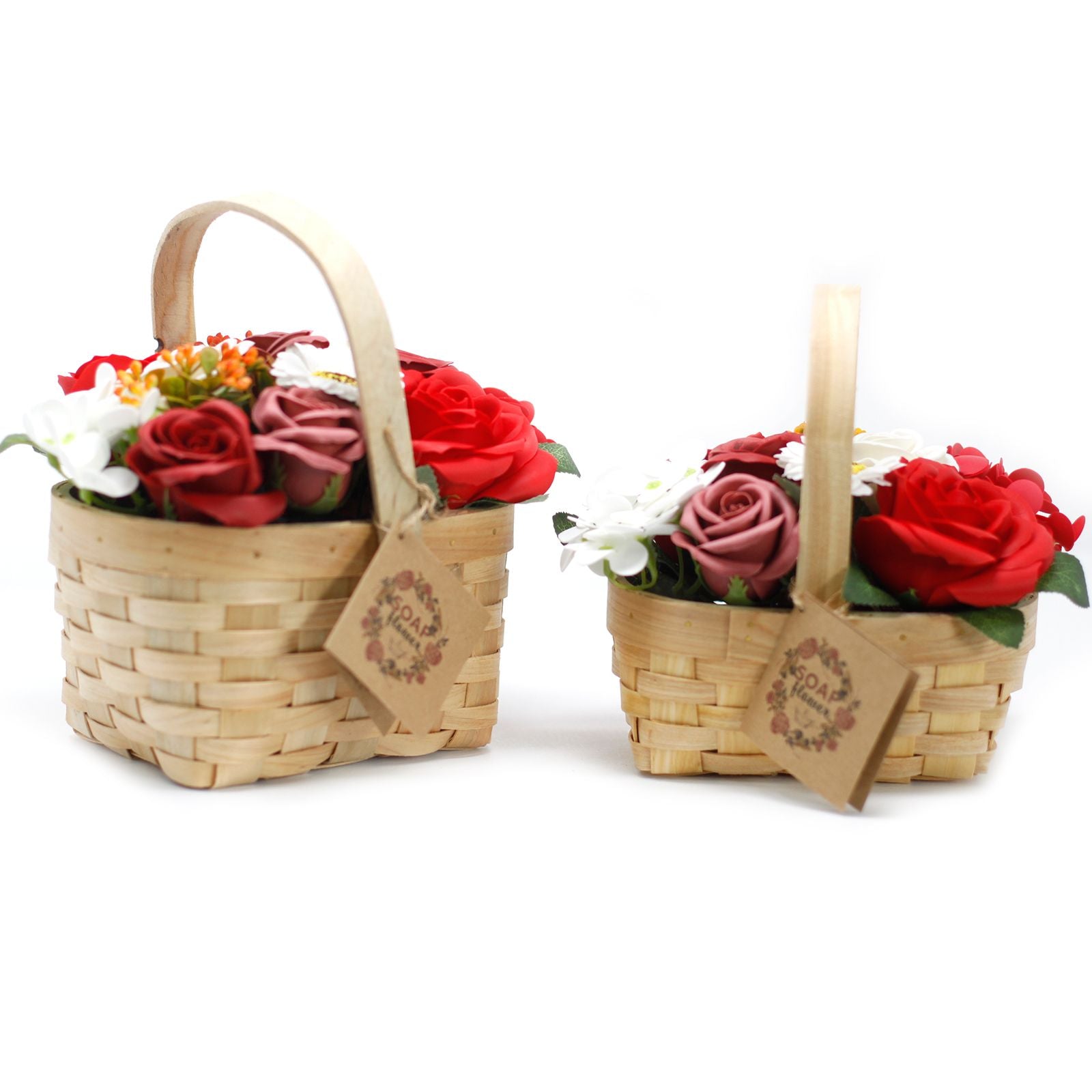 Großer roter Blumenstrauß in Weidenkorb