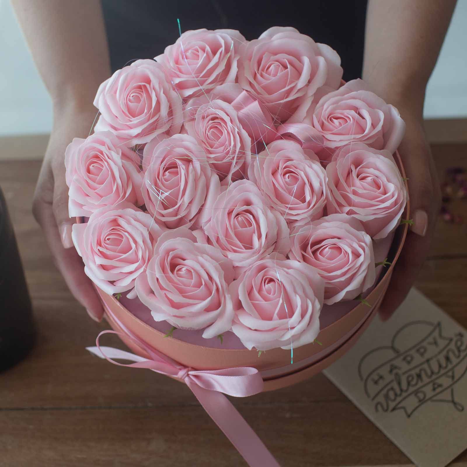 Seifenblumen-Geschenkstrauß - 13 pinkfarbene Rosen - Herz