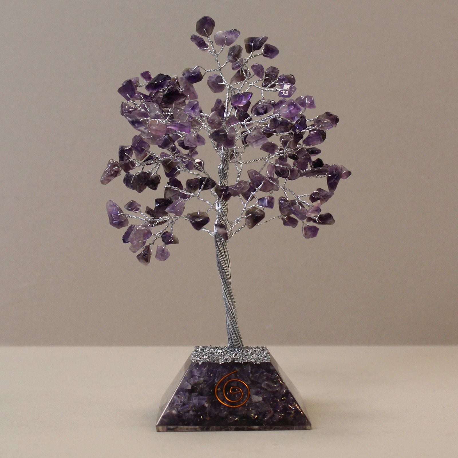 Edelsteinbaum mit Orgonit-Basis – 160 Steine – Amethyst