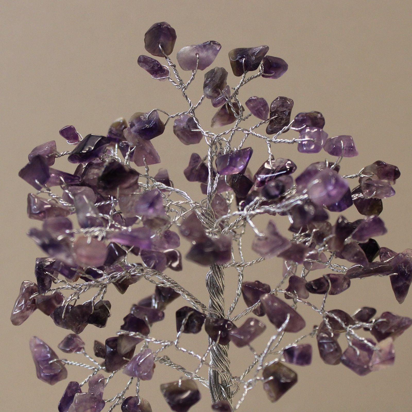 Edelsteinbaum mit Orgonit-Basis – 160 Steine – Amethyst