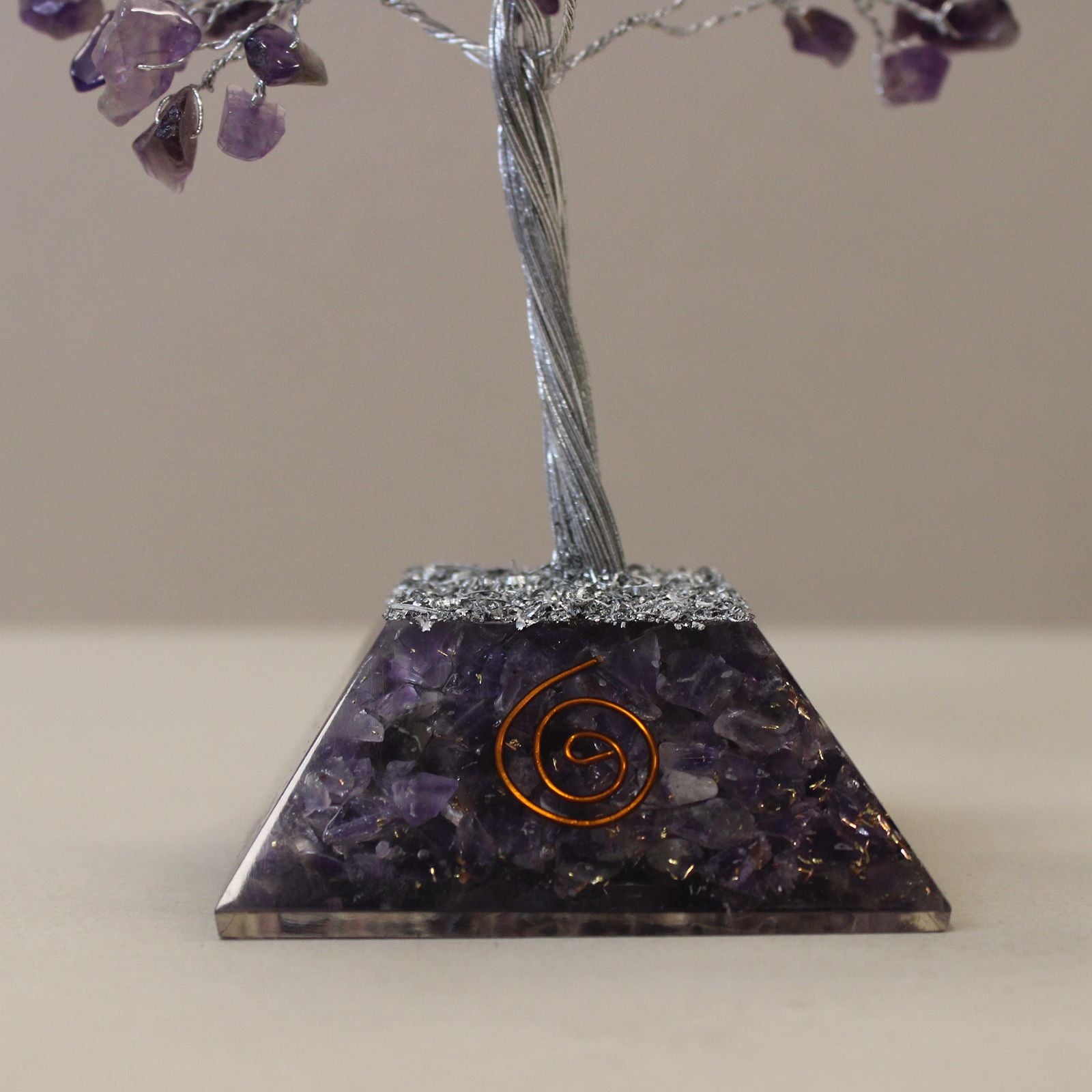 Edelsteinbaum mit Orgonit-Basis – 160 Steine – Amethyst