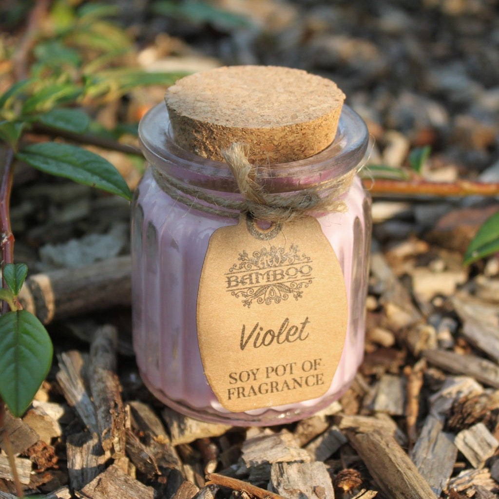 Violette Soja-Duftkerze im Glas