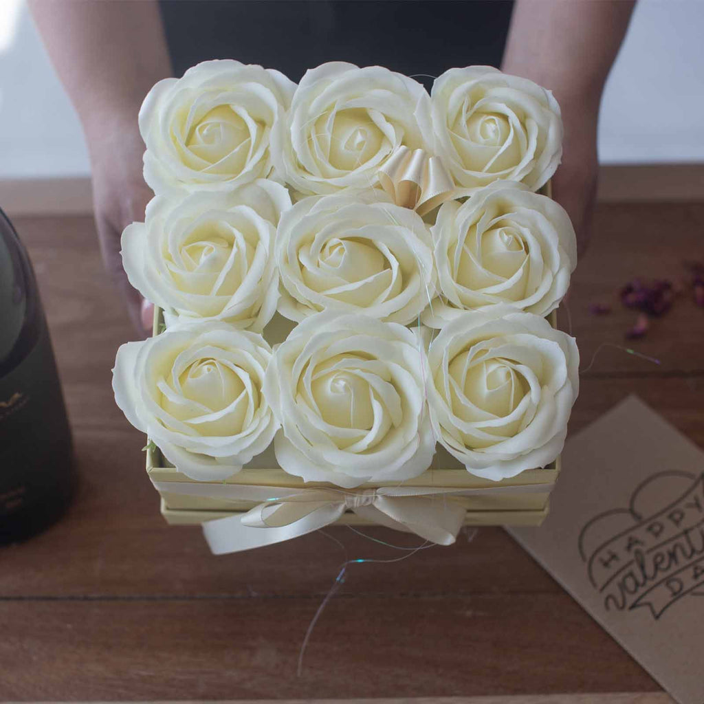 Bouquet Cadeau Fleurs de Savon - 13 Roses Crème - Cœur