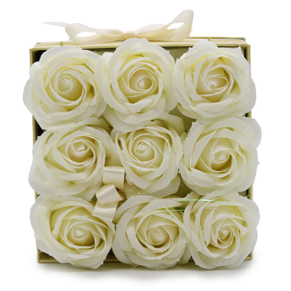 Seifenblumen-Geschenkstrauß - 9 cremefarbene Rosen - quadratisch
