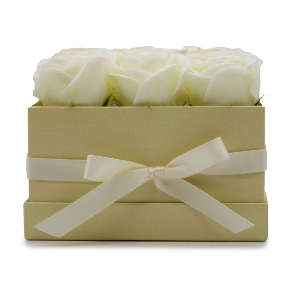 Seifenblumen-Geschenkstrauß - 9 cremefarbene Rosen - quadratisch