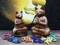 Holzgeschnitzte Räucherstäbchenhalter - Große Yoga-Katze