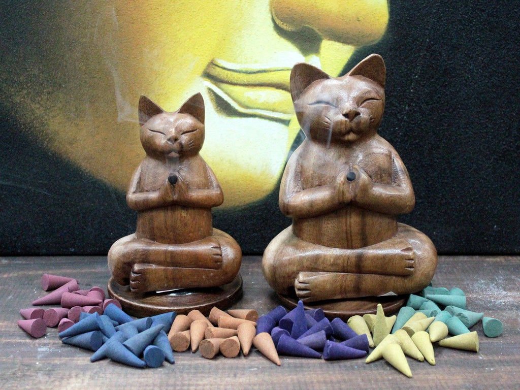 Holzgeschnitzte Räucherstäbchenhalter - Große Yoga-Katze